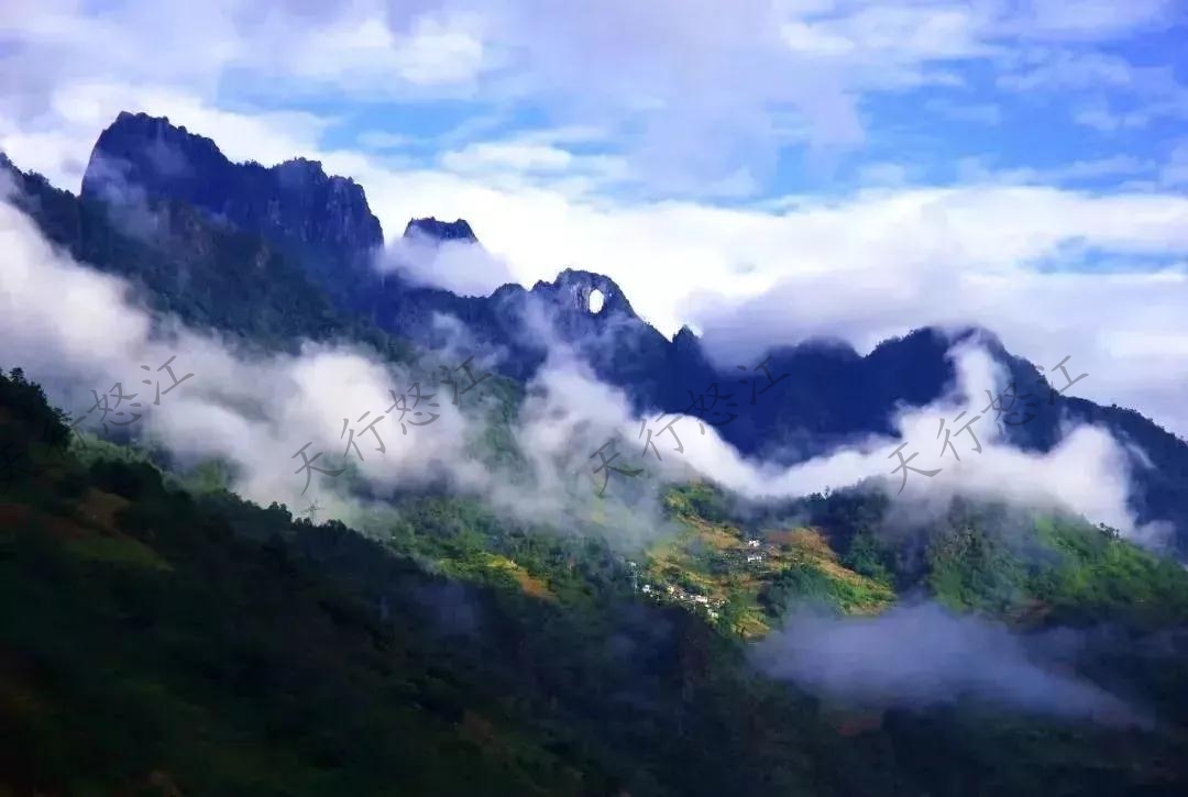 “怒江美麗公路”領(lǐng)略絕美風(fēng)景 “車(chē)在路上走，人在畫(huà)里行”