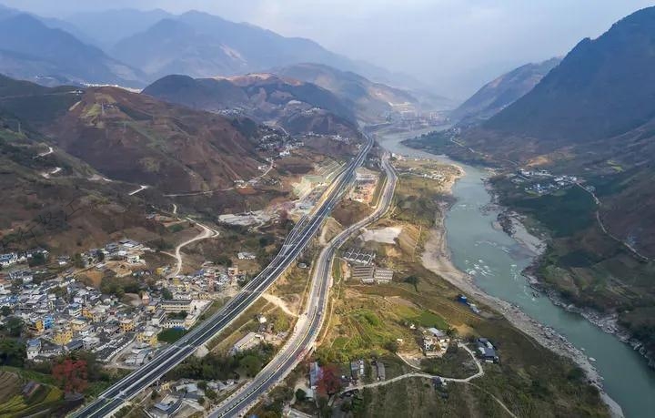 3月5日拍攝的保瀘高速、美麗公路南延線與怒江