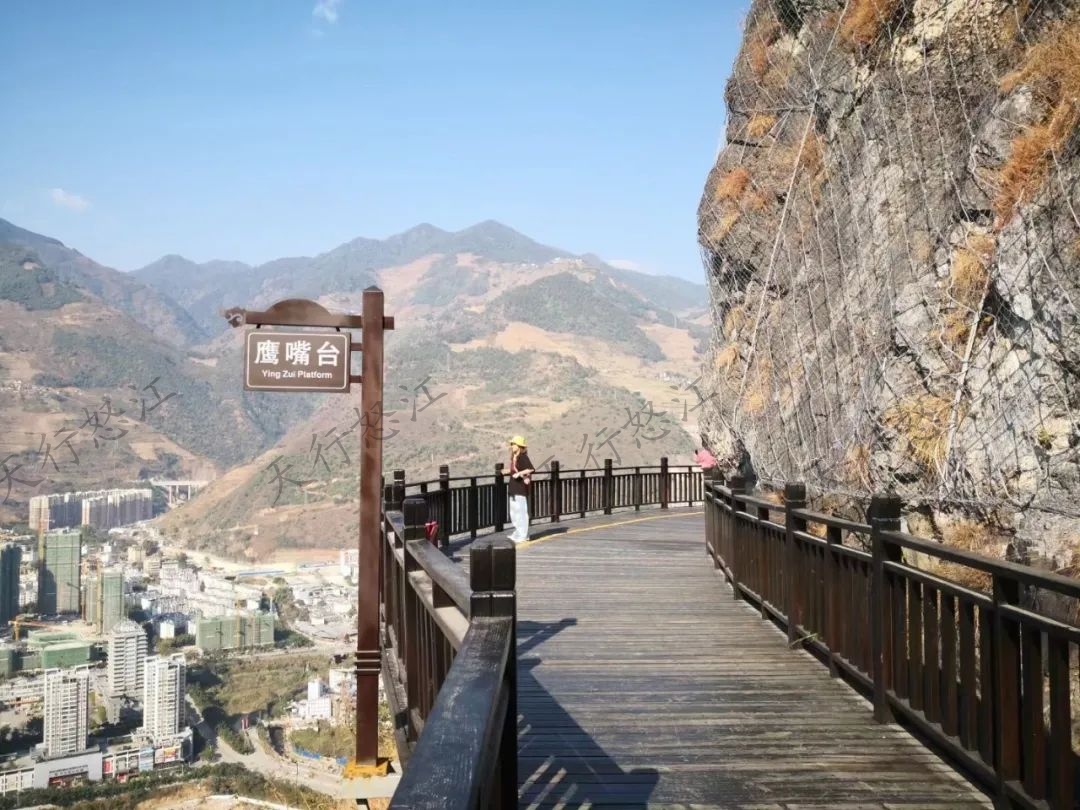 爬上云端棧道，可以鳥瞰六庫新城區(qū)全景，視線很開闊。