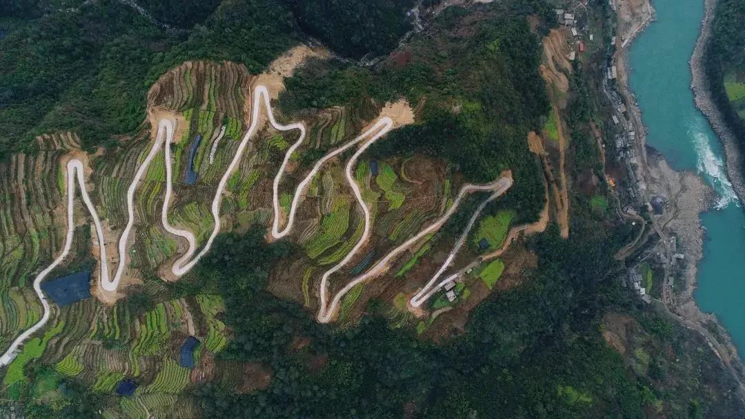 嘿！一起上路！踏上云南美麗公路！   怒江傳媒公司